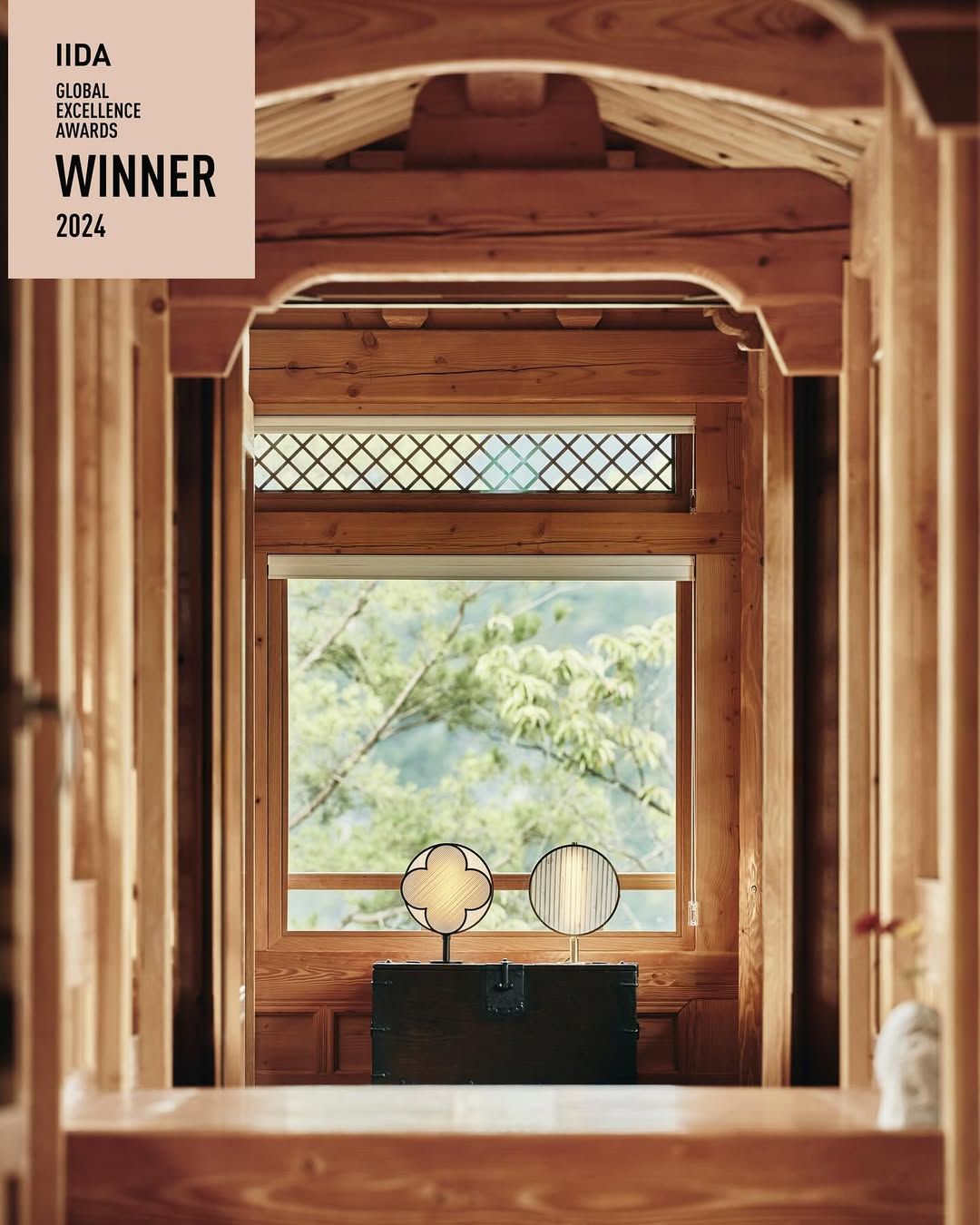 ⠀한옥 최초, 더한옥헤리티지하우스IIDA Global Excellence Awards 2024 호텔 부문 ‘Winner’ 수상 더한옥헤리티지하우스가 IIDA Global Excellence Awards 2024에서 호텔 부문 Winner를 수상했습니다. Prix Versailles 건축상에 이어 또 한 번 글로벌 디자인 어워드에서 가치를 인정받으며, 더한옥헤리티지하우스의 한옥이 .jpg